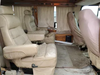 1995 Chevrolet Chevy Van z VIN 1GBEG25K8SF209126, wystawiony jako Copart lot #86254464 z przebiegiem 161 683 mil mil oraz Czysty tytuł • Clean title. Historia ofert i sprzedaży dostępna na DreamBid. Obrazek 11.