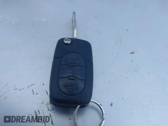 2000 Volkswagen Beetle GLS z VIN 3VWCA21C4YM414855, wystawiony jako IAAI lot #42198615 z przebiegiem 128 131 mil mil oraz . Historia ofert i sprzedaży dostępna na DreamBid. Obrazek 11.