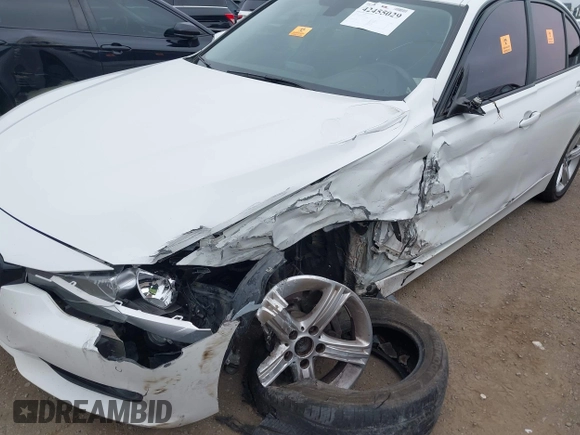 2015 BMW 3 Series 328i xDrive z VIN WBA3B3G56FNT19275, wystawiony jako IAAI lot #42455029 z przebiegiem Nie podano mil oraz . Historia ofert i sprzedaży dostępna na DreamBid. Obrazek 6.