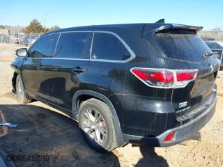 2015 Toyota Highlander LE with VIN 5TDBKRFH0FS210916, listed as a IAAI auction lot 41695145 with 123,236 mi miles. Bid and sale history available at carsss.com. Image 3.