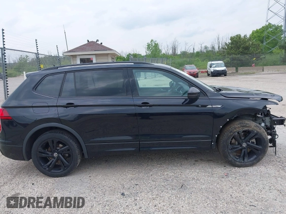 2024 Volkswagen Tiguan SE R-Line Black z VIN 3VV8B7AX2RM019937, wystawiony jako IAAI lot #42462068 z przebiegiem 24 904 mil mil oraz . Historia ofert i sprzedaży dostępna na DreamBid. Obrazek 13.