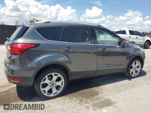 2019 Ford Escape Titanium z VIN 1FMCU9J96KUA65154, wystawiony jako Copart lot #63932325 z przebiegiem 117 963 mil mil oraz Czysty tytuł • Clean title. Historia ofert i sprzedaży dostępna na DreamBid. Obrazek 3.