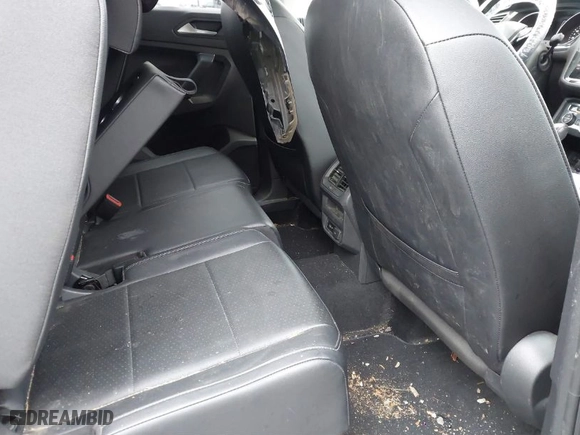 2019 Volkswagen Tiguan SE with VIN 3VV3B7AX2KM196407, listed as a IAAI auction lot 40993730 with 86,904 mi miles. Bid and sale history available at carsss.com. Image 8.