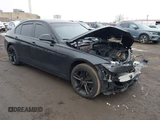 2015 BMW 3 Series 328i xDrive z VIN WBA3B5C55FF959652, wystawiony jako IAAI lot #41545937 z przebiegiem 101 637 mil mil oraz . Historia ofert i sprzedaży dostępna na DreamBid. Obrazek 1.