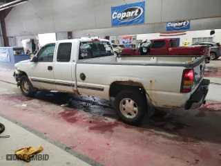 2002 Chevrolet Silverado 1500 LS with VIN 1GCEK19T62E209512, listed as a Copart auction lot 49700255 with 204,230 mi miles and Salvage Title. Bid and sale history available at carsss.com. Image 2.