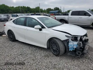 2025 Toyota Camry LE z VIN 4T1DAACK6SU025512, wystawiony jako Copart lot #54516175 z przebiegiem 11 046 mil mil oraz Czysty tytuł • Clean title. Historia ofert i sprzedaży dostępna na DreamBid. Obrazek 4.
