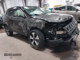 2019 Jeep Compass Latitude z VIN 3C4NJDBB3KT828901, wystawiony jako IAAI lot #41873087 z przebiegiem 49 107 mil mil oraz . Historia ofert i sprzedaży dostępna na DreamBid. Obrazek 1.