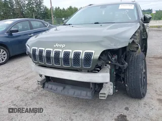2019 Jeep Cherokee Latitude Plus z VIN 1C4PJMLB2KD191884, wystawiony jako IAAI lot #42647360 z przebiegiem 148 680 mil mil oraz . Historia ofert i sprzedaży dostępna na DreamBid. Obrazek 18.