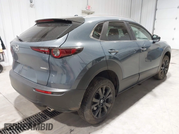 2025 Mazda CX-30 S Carbon Edition z VIN 3MVDMBCM7SM783008, wystawiony jako IAAI lot #42033197 z przebiegiem 5 047 mil mil oraz . Historia ofert i sprzedaży dostępna na DreamBid. Obrazek 4.