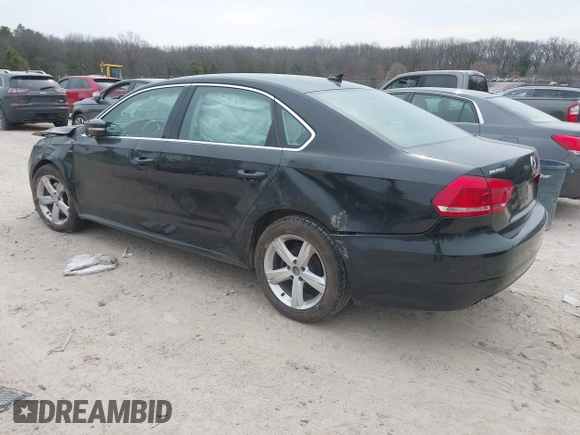 2015 Volkswagen Passat Limited Edition Edition z VIN 1VWAT7A31FC118947, wystawiony jako IAAI lot #41947890 z przebiegiem 156 435 mil mil oraz . Historia ofert i sprzedaży dostępna na DreamBid. Obrazek 3.