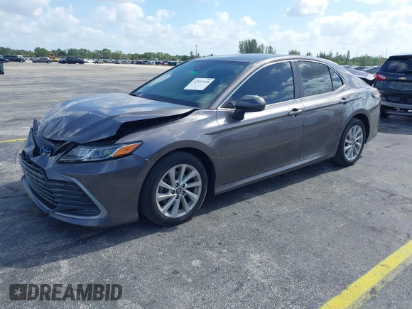 2023 Toyota Camry LE z VIN 4T1C11AK2PU080805, wystawiony jako IAAI lot #42165528 z przebiegiem 28 307 mil mil oraz . Historia ofert i sprzedaży dostępna na DreamBid. Obrazek 18.