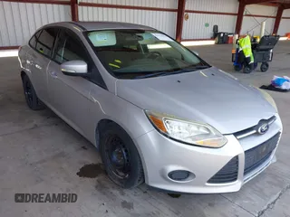 2013 Ford Focus SE with VIN 1FADP3F27DL375465, listed as a IAAI auction lot 42170250 with 123,427 mi miles. Bid and sale history available at carsss.com. Image 1.