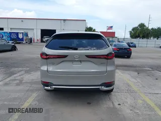 2024 Mazda CX-90 S z VIN JM3KK1HC0R1135680, wystawiony jako IAAI lot #42492399 z przebiegiem 38 940 mil mil oraz . Historia ofert i sprzedaży dostępna na DreamBid. Obrazek 17.