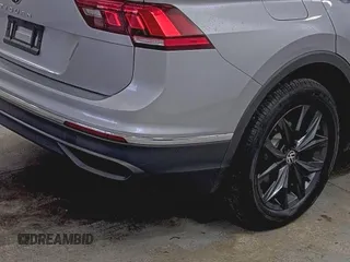 2024 Volkswagen Tiguan SE z VIN 3VV3B7AX5RM084940, wystawiony jako IAAI lot #42731231 z przebiegiem 19 747 mil mil oraz . Historia ofert i sprzedaży dostępna na DreamBid. Obrazek 19.