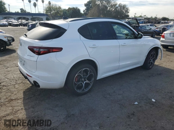 2023 Alfa Romeo Stelvio Ti z VIN ZASPAKBN2P7D64686, wystawiony jako Copart lot #84976964 z przebiegiem Nie podano mil oraz Szkoda całkowita • Salvage title. Historia ofert i sprzedaży dostępna na DreamBid. Obrazek 3.