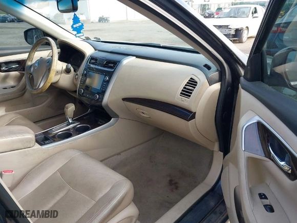 2014 Nissan Altima 2.5 SV with VIN 1N4AL3AP0EC141266, listed as a IAAI auction lot 42012569 with 211,877 mi miles. Bid and sale history available at carsss.com. Image 5.