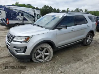2017 Ford Explorer XLT z VIN 1FM5K8D86HGA39950, wystawiony jako Copart lot #56226835 z przebiegiem 129 079 mil mil oraz Szkoda całkowita • Salvage title. Historia ofert i sprzedaży dostępna na DreamBid. Obrazek 1.