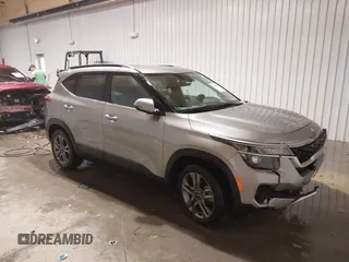 2023 Kia Seltos S z VIN KNDEU2AA7P7418568, wystawiony jako IAAI lot #41633493 z przebiegiem 33 681 mil mil oraz . Historia ofert i sprzedaży dostępna na DreamBid. Obrazek 1.