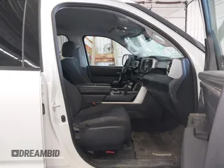 2022 Toyota Tundra SR5 с VIN 5TFLA5DBXNX029202, выставлен на аукционе IAAI как лот 42152386 с пробегом 61 454 миль миль и . История ставок и продаж доступна на DreamBid. Изображение 5.