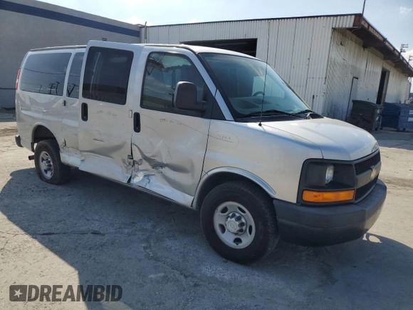 2014 Chevrolet Express Passenger LS z VIN 1GAWGPFG9E1185033, wystawiony jako Copart lot #44763045 z przebiegiem 185 883 mil mil oraz Szkoda całkowita • Salvage title. Historia ofert i sprzedaży dostępna na DreamBid. Obrazek 4.