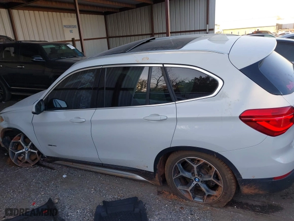 2018 BMW X1 xDrive28i with VIN WBXHT3C32J5K29627, listed as a IAAI auction lot 40995212 with 64,162 mi miles. Bid and sale history available at carsss.com. Image 14.
