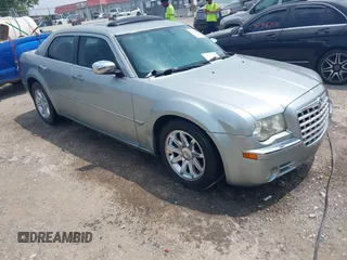 2006 Chrysler 300 C z VIN 2C3KA63H46H138921, wystawiony jako IAAI lot #42434253 z przebiegiem 165 444 mil mil oraz . Historia ofert i sprzedaży dostępna na DreamBid. Obrazek 1.