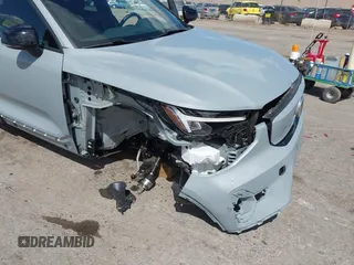 2025 Volvo XC40 Core z VIN YV4ER3HJ8S2503399, wystawiony jako IAAI lot #42220871 z przebiegiem 3339 mil mil oraz . Historia ofert i sprzedaży dostępna na DreamBid. Obrazek 6.