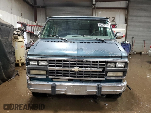 1995 Chevrolet Chevy Van z VIN 1GBEG25K2SF243949, wystawiony jako Copart lot #50422305 z przebiegiem 193 169 mil mil oraz Szkody całkowita. Historia ofert i sprzedaży dostępna na DreamBid. Obrazek 5.