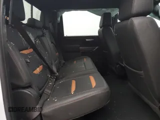2023 GMC Sierra 3500HD AT4 z VIN 1GT49VEY7PF154909, wystawiony jako Copart lot #84681084 z przebiegiem Nie podano mil oraz Szkoda całkowita • Salvage title. Historia ofert i sprzedaży dostępna na DreamBid. Obrazek 10.