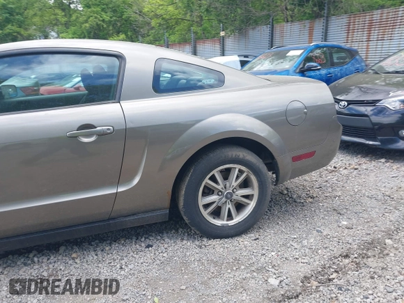 2005 Ford Mustang Deluxe z VIN 1ZVFT80N355160005, wystawiony jako IAAI lot #42288228 z przebiegiem 152 140 mil mil oraz . Historia ofert i sprzedaży dostępna na DreamBid. Obrazek 14.