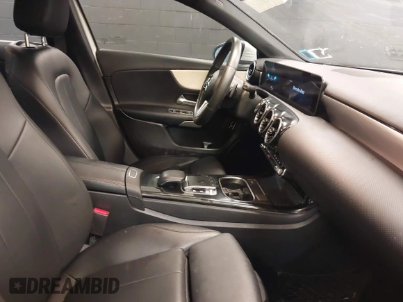 2019 Mercedes-Benz A 220 z VIN WDD3G4FB7KW022043, wystawiony jako IAAI lot #42018688 z przebiegiem 55 403 mil mil oraz . Historia ofert i sprzedaży dostępna na DreamBid. Obrazek 5.