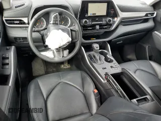 2024 Toyota Highlander LE z VIN 5TDKDRAH8RS053920, wystawiony jako Copart lot #51061275 z przebiegiem 30 334 mil mil oraz Tytuł czysty. Historia ofert i sprzedaży dostępna na DreamBid. Obrazek 8.