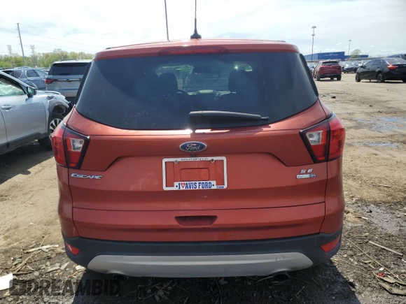2019 Ford Escape SE z VIN 1FMCU9GD7KUC00377, wystawiony jako Copart lot #56136395 z przebiegiem 199 398 mil mil oraz Tytuł czysty. Historia ofert i sprzedaży dostępna na DreamBid. Obrazek 6.