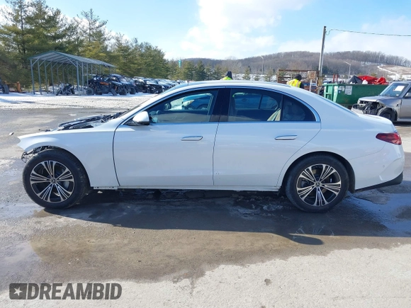 2025 Mercedes-Benz E 350 z VIN W1KLF4HB1SA116741, wystawiony jako IAAI lot #41553271 z przebiegiem 1 025 mil mil oraz . Historia ofert i sprzedaży dostępna na DreamBid. Obrazek 14.
