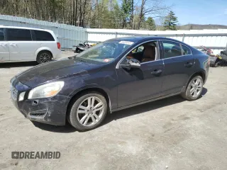 2013 Volvo S60 T5 Premier z VIN YV1612FS2D1233822, wystawiony jako Copart lot #55058875 z przebiegiem 111 783 mil mil oraz Szkody całkowita. Historia ofert i sprzedaży dostępna na DreamBid. Obrazek 1.