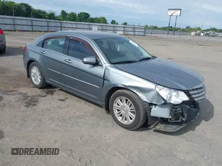 2007 Chrysler Sebring Touring z VIN 1C3LC56KX7N542931, wystawiony jako IAAI lot #42167913 z przebiegiem 240 638 mil mil oraz . Historia ofert i sprzedaży dostępna na DreamBid. Obrazek 1.