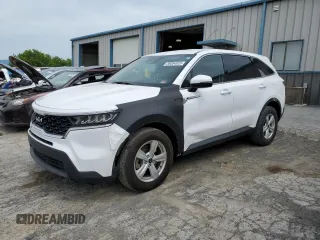 2022 Kia Sorento LX z VIN 5XYRG4LC0NG103579, wystawiony jako Copart lot #58054925 z przebiegiem 101 407 mil mil oraz Szkoda całkowita • Salvage title. Historia ofert i sprzedaży dostępna na DreamBid. Obrazek 1.