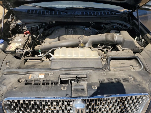 2019 Lincoln Navigator Reserve z VIN 5LMJJ2LTXKEL09234, wystawiony jako Copart lot #53701725 z przebiegiem 24 047 mil mil oraz Szkoda całkowita • Salvage title. Historia ofert i sprzedaży dostępna na DreamBid. Obrazek 12.