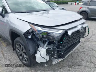 2025 Toyota RAV4 Hybrid XLE Premium z VIN JTMB6RFV5SD157761, wystawiony jako IAAI lot #42261188 z przebiegiem 3 586 mil mil oraz . Historia ofert i sprzedaży dostępna na DreamBid. Obrazek 18.