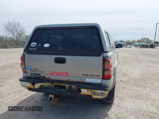 2005 Chevrolet Silverado 1500 LS with VIN 1GCEK19T65Z194720, listed as a IAAI auction lot 42157104 with 156,376 mi miles. Bid and sale history available at carsss.com. Image 16.