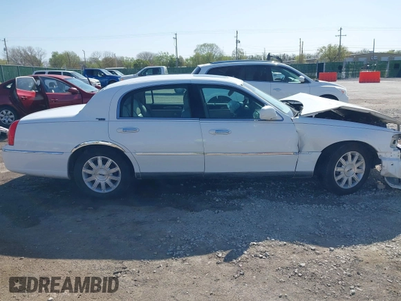 2007 Lincoln Town Car Signature Limited z VIN 1LNHM82V67Y630711, wystawiony jako IAAI lot #41997932 z przebiegiem 177 420 mil mil oraz . Historia ofert i sprzedaży dostępna na DreamBid. Obrazek 13.