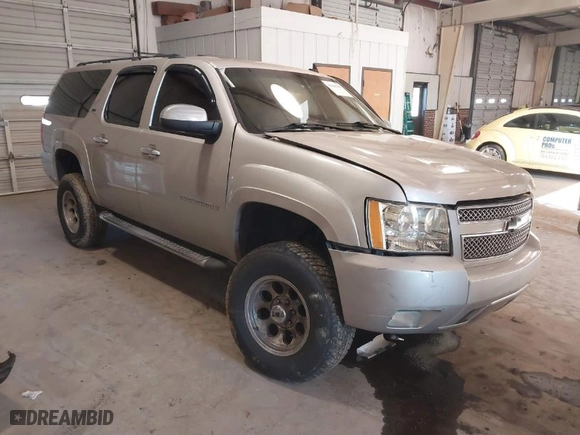 2007 Chevrolet Suburban LTZ with VIN 3GNFC16057G264519, listed as a IAAI auction lot 41641397 with 235,431 mi miles. Bid and sale history available at carsss.com. Image 1.