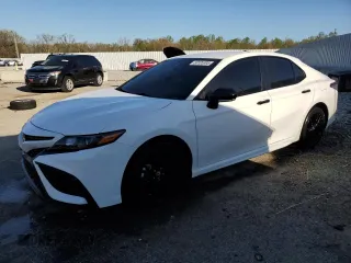 2022 Toyota Camry SE z VIN 4T1T11AK4NU063159, wystawiony jako Copart lot #53105395 z przebiegiem 43 679 mil mil oraz Szkoda całkowita • Salvage title. Historia ofert i sprzedaży dostępna na DreamBid. Obrazek 1.