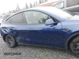 2024 Tesla Model Y Long Range with VIN 7SAYGDEE9RF066607, listed as a IAAI auction lot 40895482 with 9,988 mi miles. Bid and sale history available at carsss.com. Image 13.