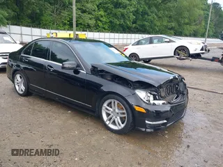 2013 Mercedes-Benz C 300 Sport z VIN WDDGF8AB9DR257242, wystawiony jako IAAI lot #42259512 z przebiegiem 86 694 mil mil oraz . Historia ofert i sprzedaży dostępna na DreamBid. Obrazek 1.