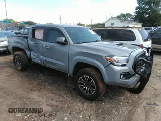 2021 Toyota Tacoma SR z VIN 3TMCZ5AN9MM374071, wystawiony jako IAAI lot #42261767 z przebiegiem 95 038 mil mil oraz . Historia ofert i sprzedaży dostępna na DreamBid. Obrazek 1.