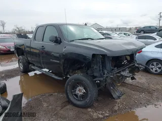 2010 Chevrolet Silverado 1500 LT with VIN 1GCSKSE3XAZ172390, listed as a IAAI auction lot 41839627 with 174,130 mi miles. Bid and sale history available at carsss.com. Image 1.