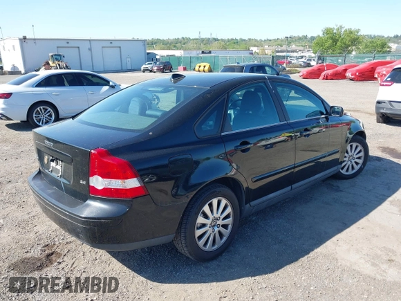 2005 Volvo S40 with VIN YV1MS382852109136, listed as a IAAI auction lot 42122931 with 151,720 mi miles. Bid and sale history available at carsss.com. Image 4.