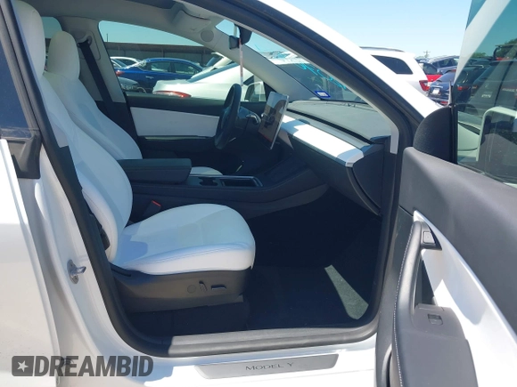 2022 Tesla Model Y Long Range z VIN 7SAYGDEE3NF426481, wystawiony jako IAAI lot #42076729 z przebiegiem 21 648 mil mil oraz . Historia ofert i sprzedaży dostępna na DreamBid. Obrazek 5.