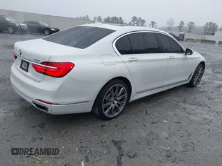 2017 BMW 7 Series 740i z VIN WBA7E2C51HG740000, wystawiony jako IAAI lot #41407048 z przebiegiem 114 929 mil mil oraz . Historia ofert i sprzedaży dostępna na DreamBid. Obrazek 4.